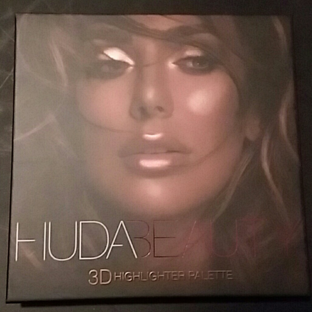Huda beauty 3D highlighter palette